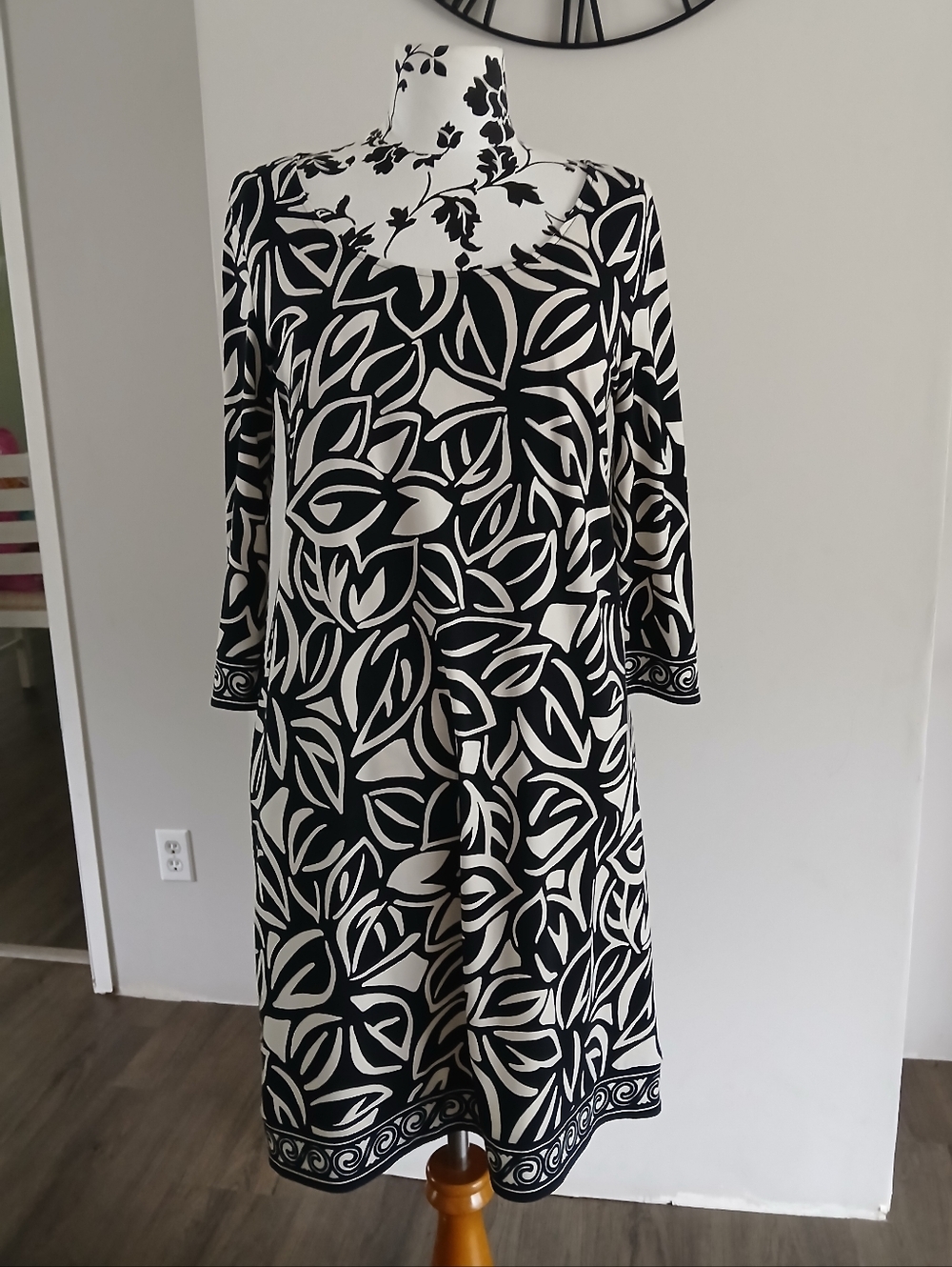 LOFT Black & White Leaf-Print Women's Dress